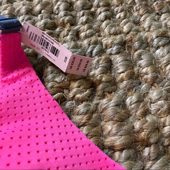Victoria’s Secret Lightweight Sports Bra NWT - Picture 3 of 4